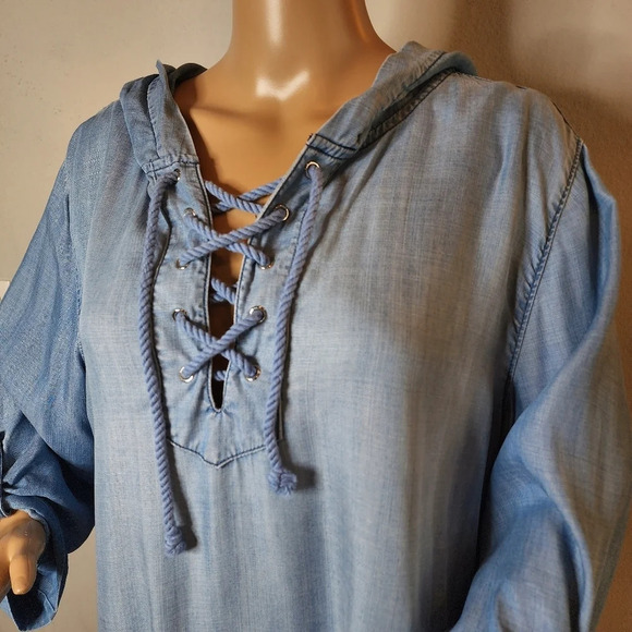 Chico's Zenergy chambray lace up hooded blue top. Roll tab sleeves. Size 3 -16/L - Picture 2 of 16